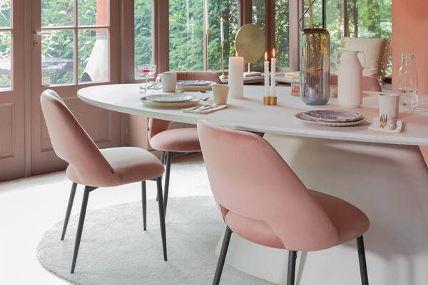 Eettafel en stoelen